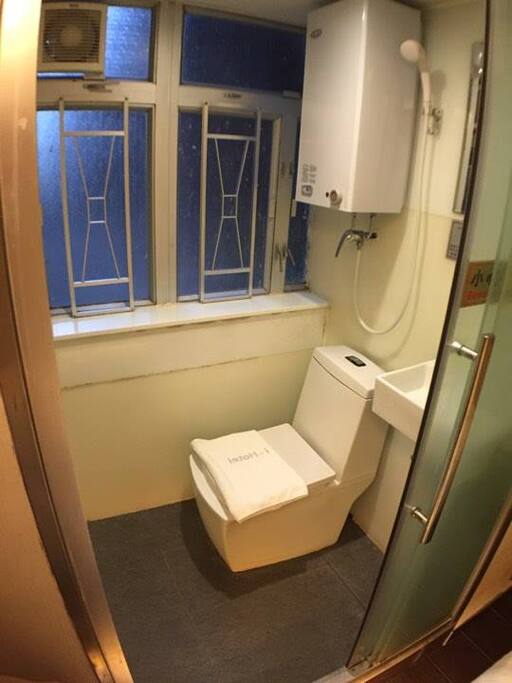 浴室提供洗髮乳及沐浴露。Hotel provide shampoo and body wash in the bathroom.