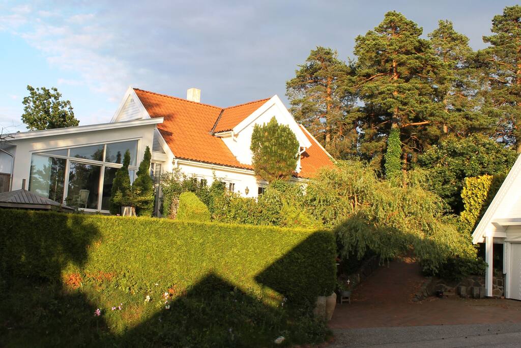 Enebolig med frodig hage, i boligområde