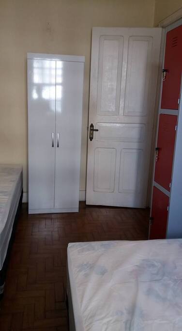 quarto n°1 na parte de baixo da casa, 3 vagas, segurança total, grade na janela, de frente pra rua, aconchegante
