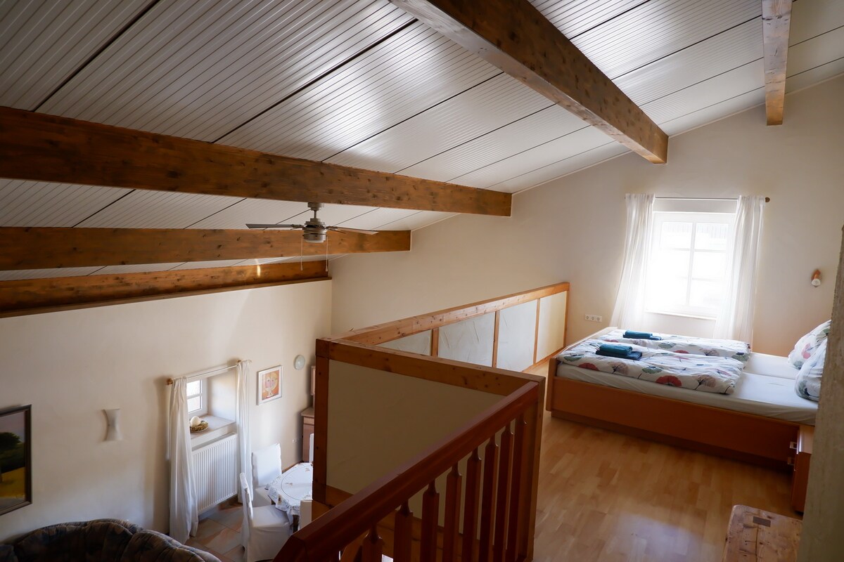 Საძინებელი ორადგილიანი საწოლით გალერეაში