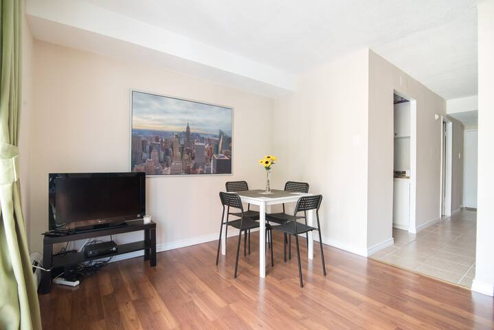 Dtwn/Elgin St,Amazing Location, Clean& Cozy! (208)