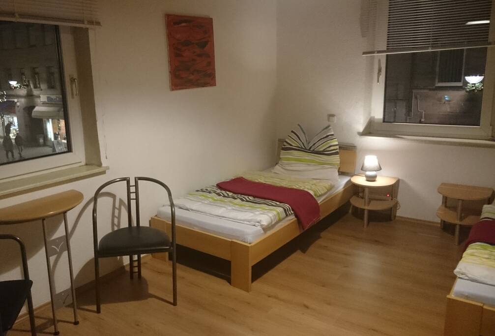 Das Zimmer. 2 Fenster lassen Blick in die Marienstraße und in die Fussgängerzone zu.