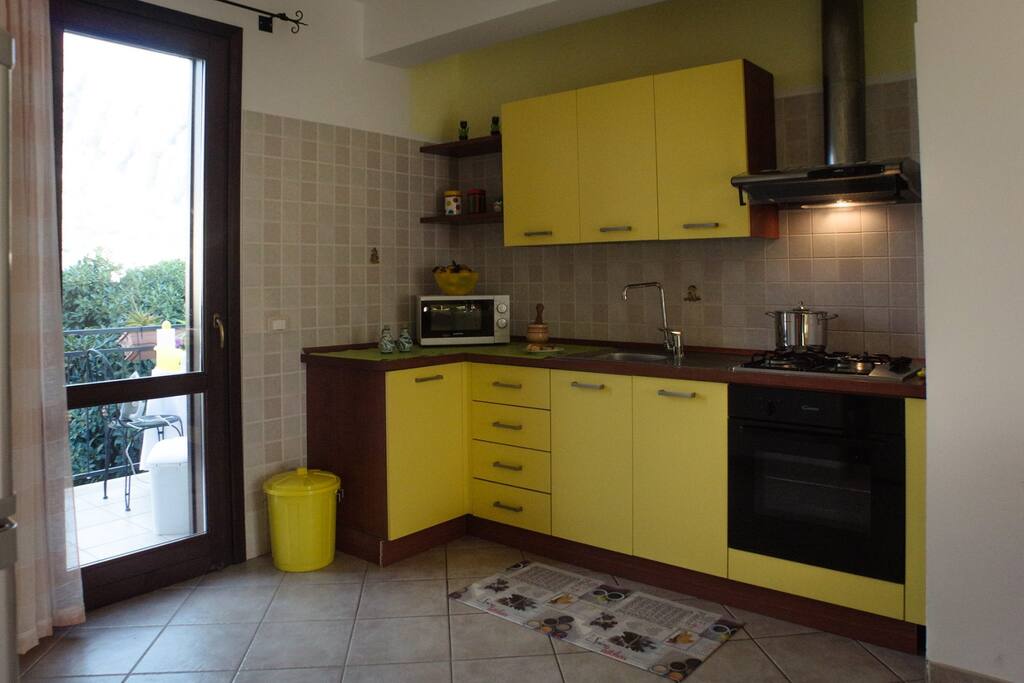 La cucina con l'angolo cottura - The kitchen