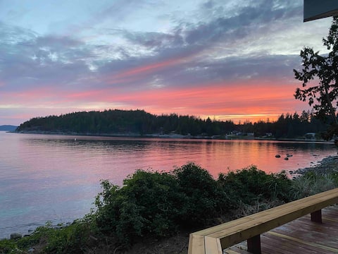 Waterfront Mid Century Style House at Wizard Creek