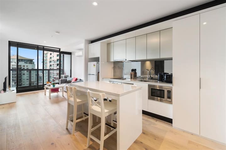 Stunning view! High rise 2bed free parking & pool