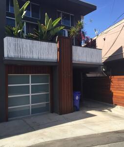 Modern Manhattan Beach Studio Walking to the Beach