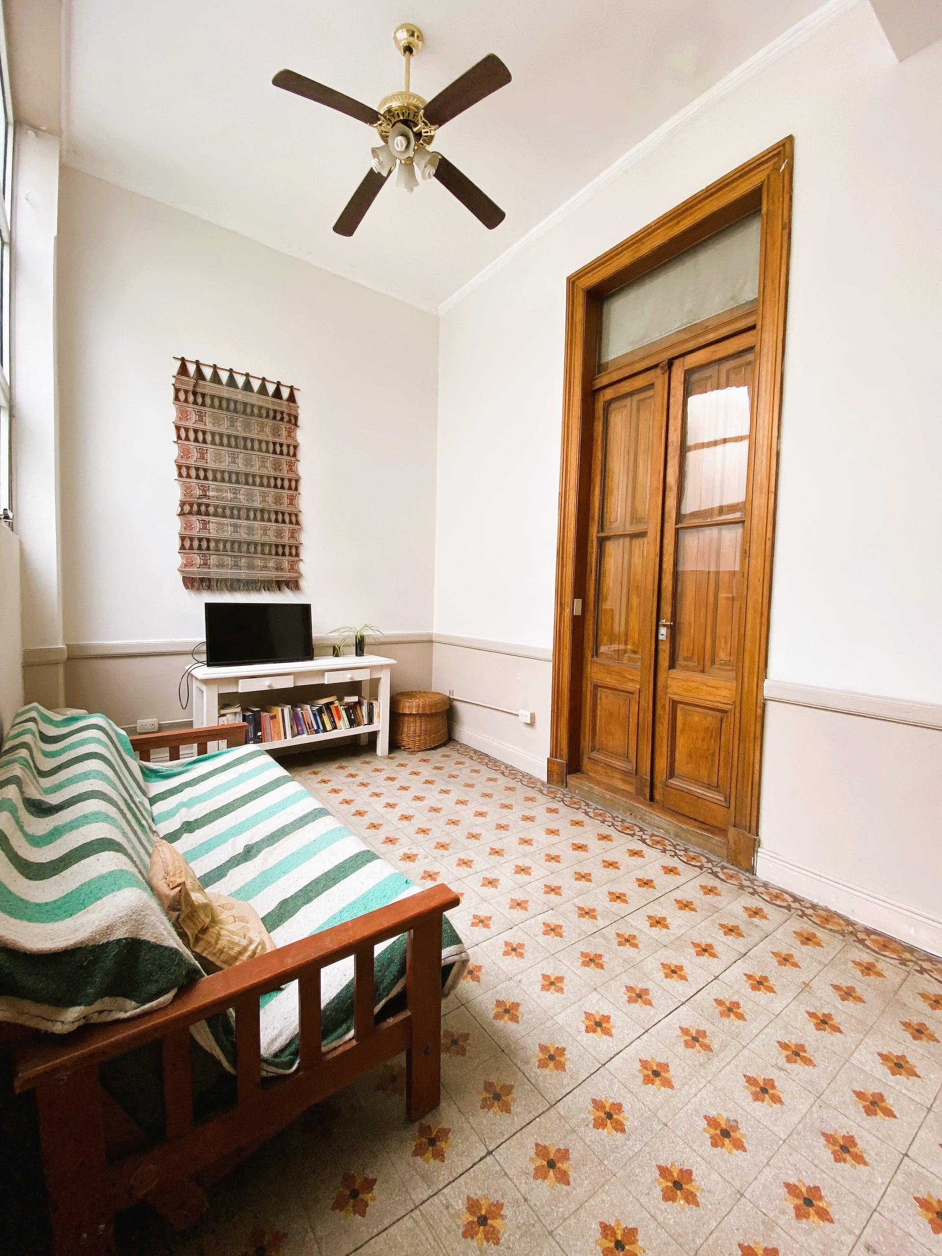 Room with double bed in shared apartment in Monserrat
