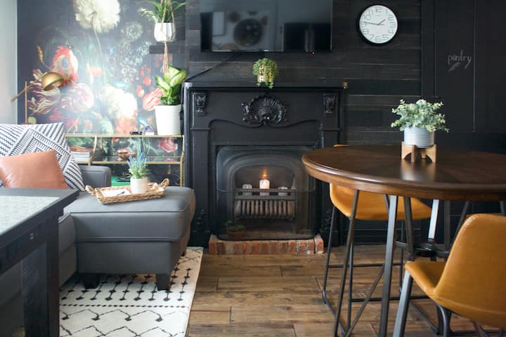 Share your favorite details of your stay in the guest journal, read what others are saying about Butler and Suite Thyme. 