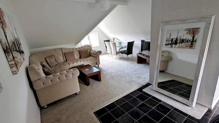 Modern Loft Apartment - Sleeps 3 - Lovely Views - Llandrindod Wells