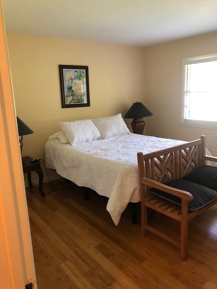 მე-3 საძინებელი მოსახერხებელი საწოლით, რომელიც უკეთ ჩანს ტელევიზორის საყურებლად 