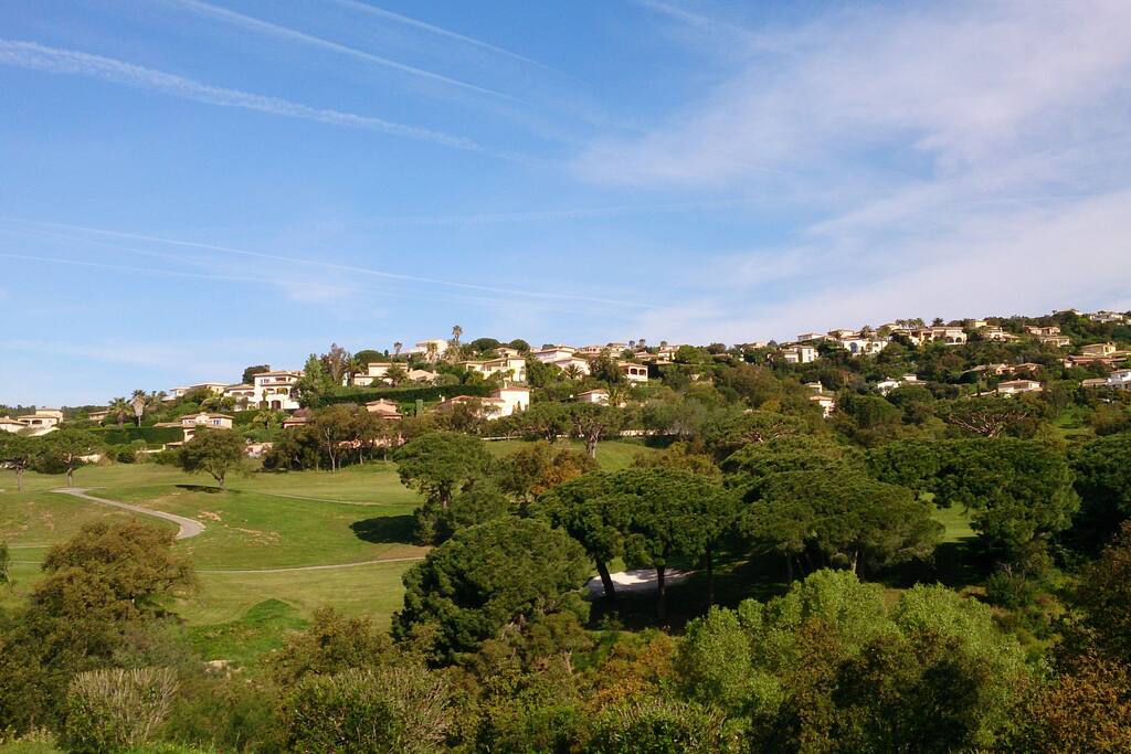 Vue dégagée sur le golf depuis la terrasse.