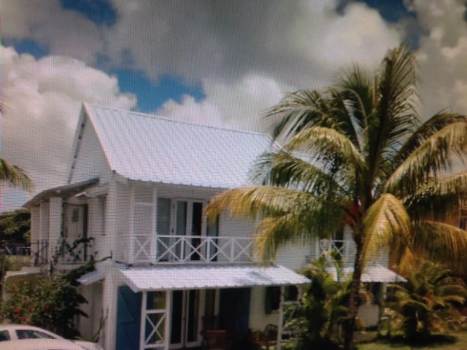 The appartment is situate on the upside of the house. 100m from the beach with easy access
