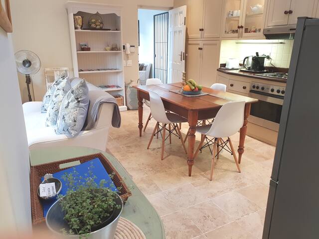 Bishopscourt Mountain view Apartment in leafy area gallery image 5