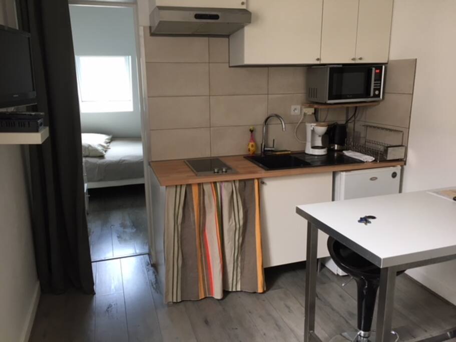 Boulevard Saint Germain : quiet for 2 guests Air conditioning. Window overlooking courtyard. Blackout blind.
Access by the service staircase. 6th floor without elevator
