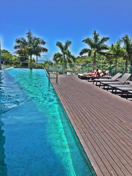 Piscina principal com 25 metros .. com vista parcial da praia