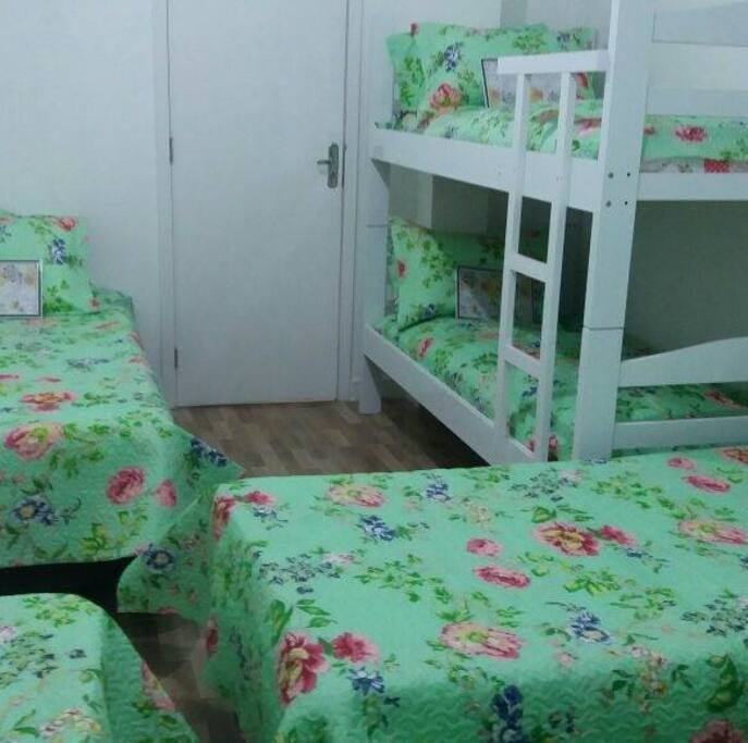 Quarto com 4 camas box de solteiro e 1 beliche.