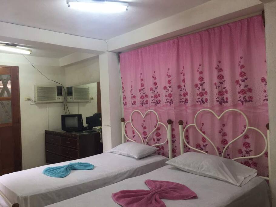 Cuarto con aire acondicionado y telvisos