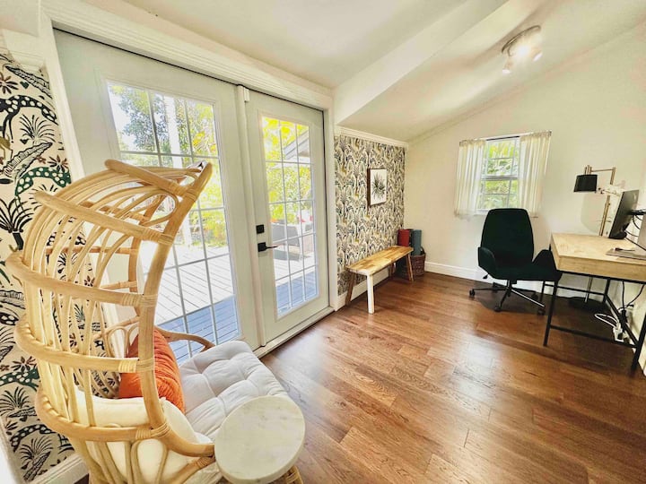 Flex space/Workspace with desk, power strip and Hdmi monitor to connect.  มีเสื่อโยคะสำหรับออกกำลังกายและที่นอนเป่าลมขนาดควีนไซส์ (ตามคำขอ)  