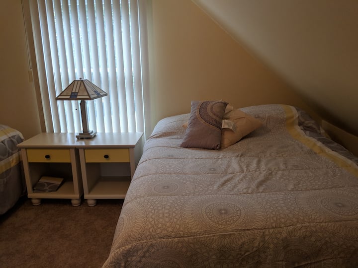 חדר שינה למעלה - שתי מיטות זוגיות.