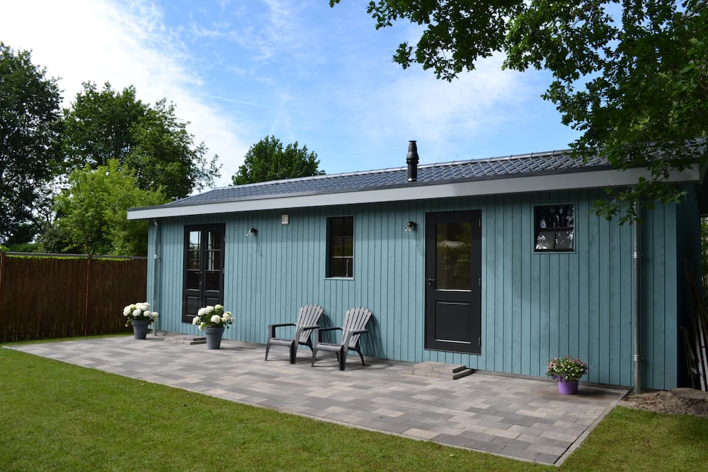 Huisje zijkant met ruim terras en tuin