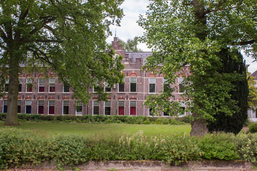 Vooraanzicht van het Sancta Maria complex vanaf de Bredestraat.