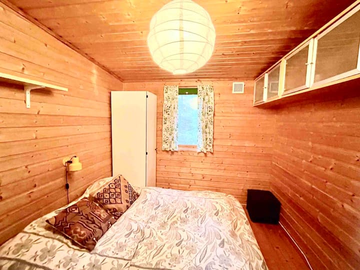 卧室1配有双人床和衣柜。