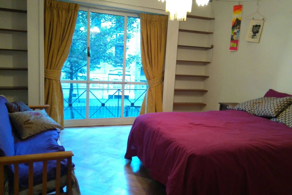 El cuarto tiene una cama queen.