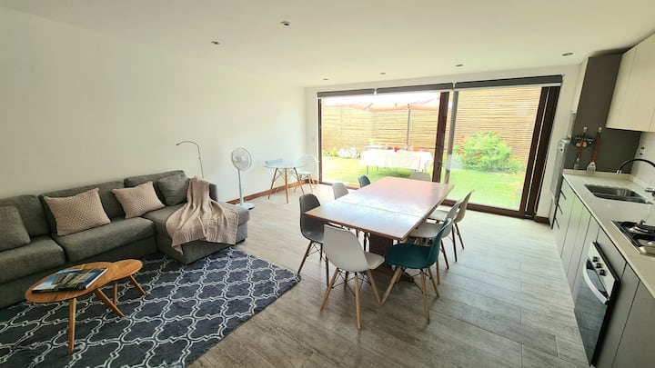 Дневната соба е отворена и има големи прозорци кои го поврзуваат просторот со градината. 