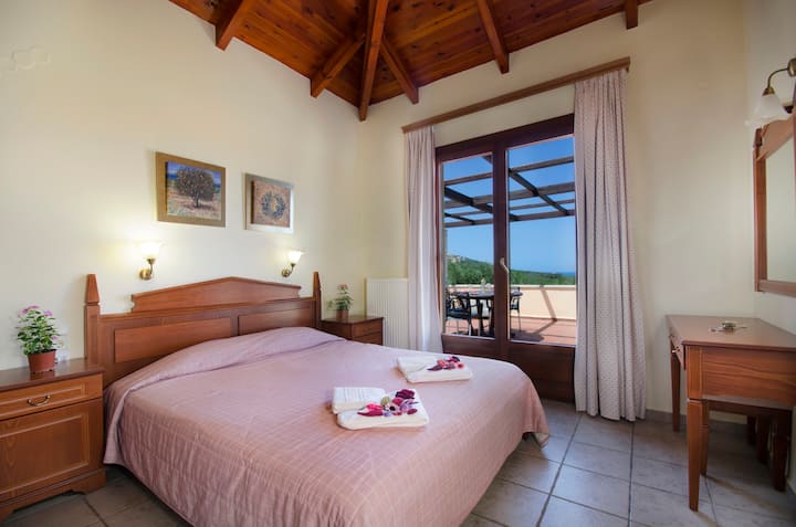 Dormitorio 2d con una cama tamaño king.