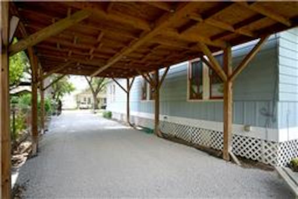 Carport with space for 2 cars (end-to-end)