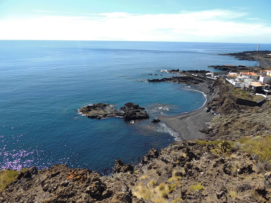 Vista de la playa desde paseo cercano.