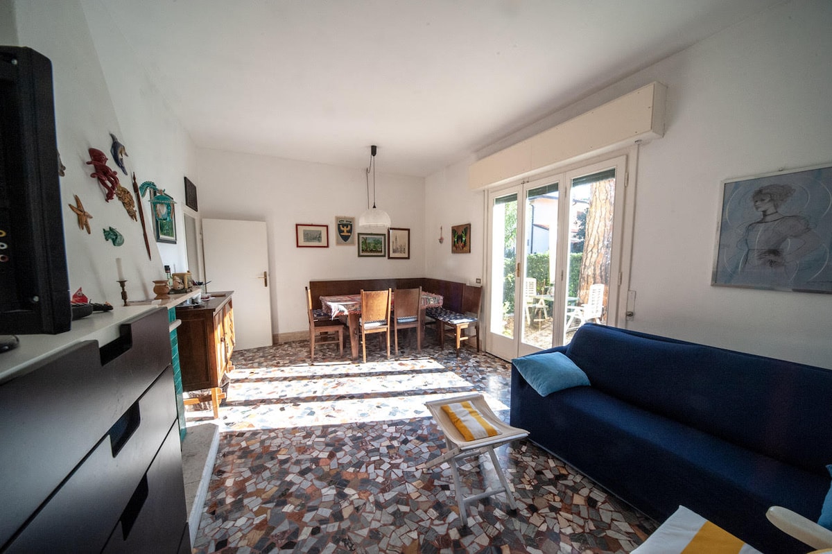 Salotto con accesso al Giardino/ סלון עם גישה לגינה / סלון עם גישה לאזור הישיבה