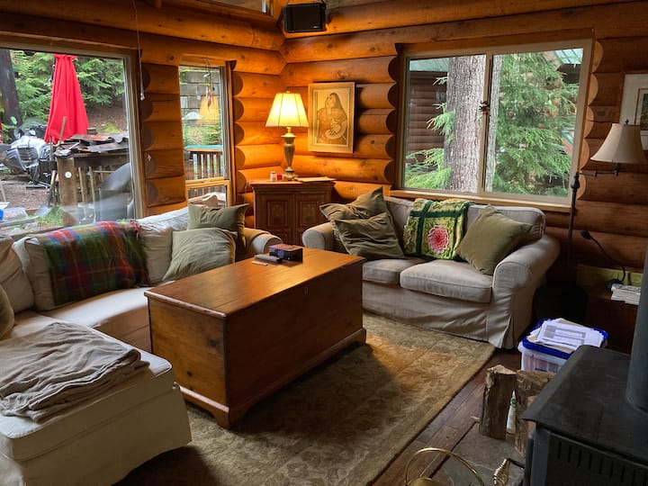 Log cabin in the Mountains with sauna.