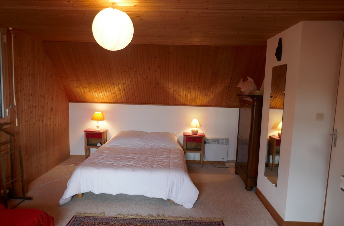 spavaća soba na katu: bračni krevet i kauč na razvlačenje