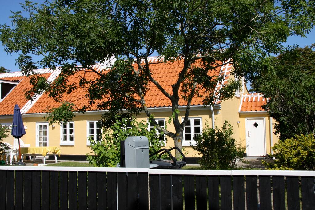 Ligger på én af Skagens ældste veje, uden gennemkørende trafik.