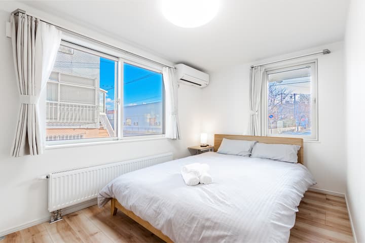 1階の寝室（ダブルベッド1台）、パネルヒーターとエアコン