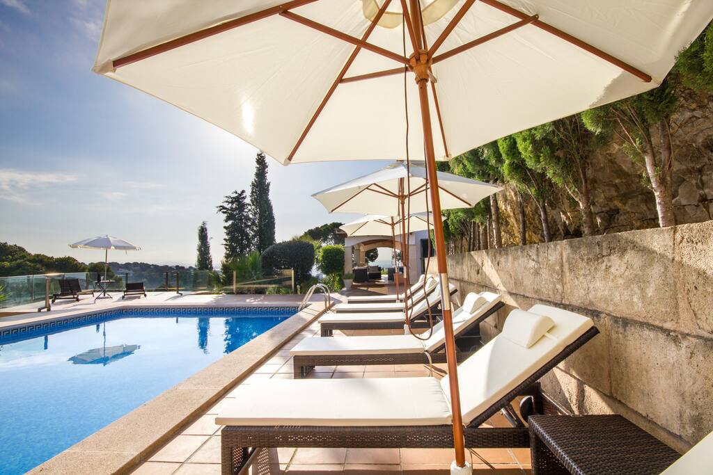 Sonnenliegen am Pool