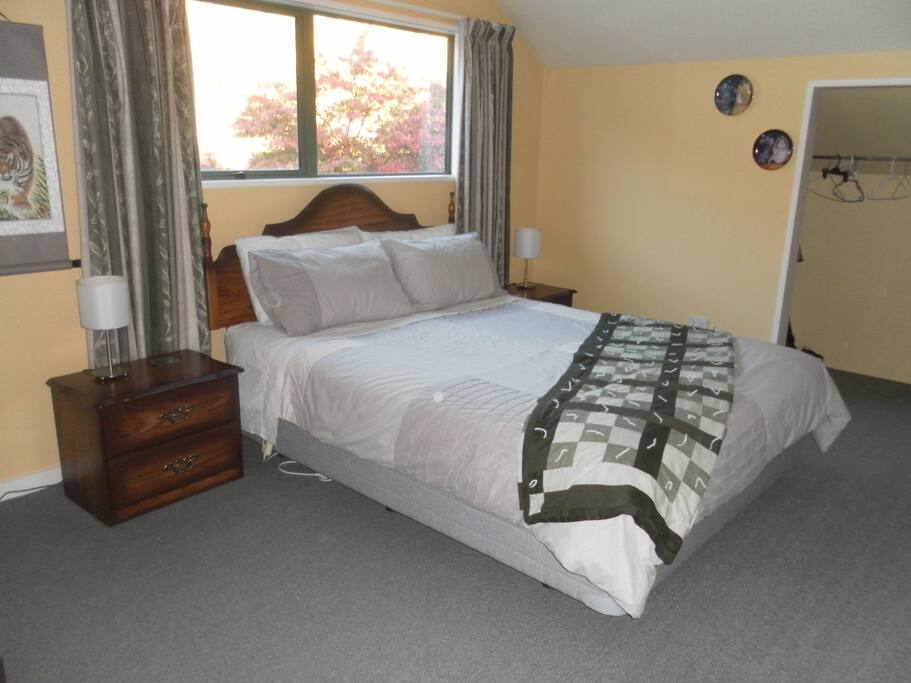Queen bed - Upstairs room