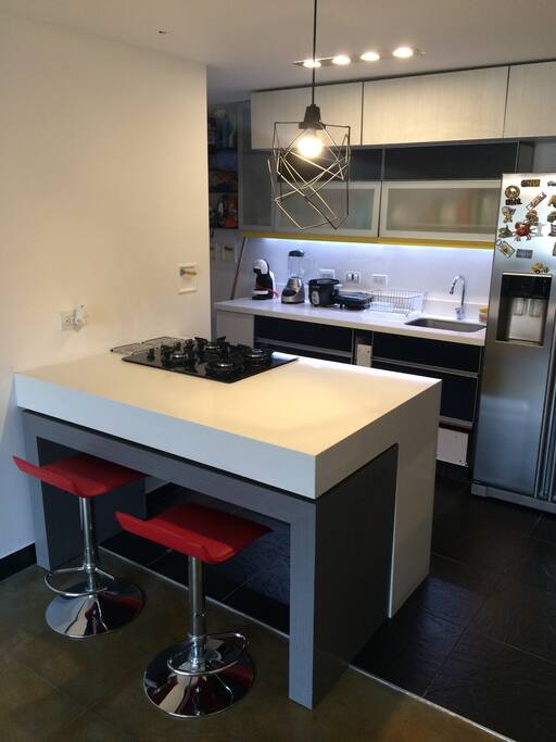 Cocina contemporanea, integrada al espacio social, mueble isla adaptable a la necesidad y al espacio