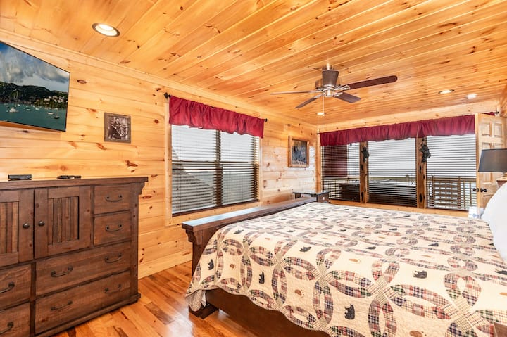 Glavna spavaća soba za goste s TV-om dijagonale 43 inča