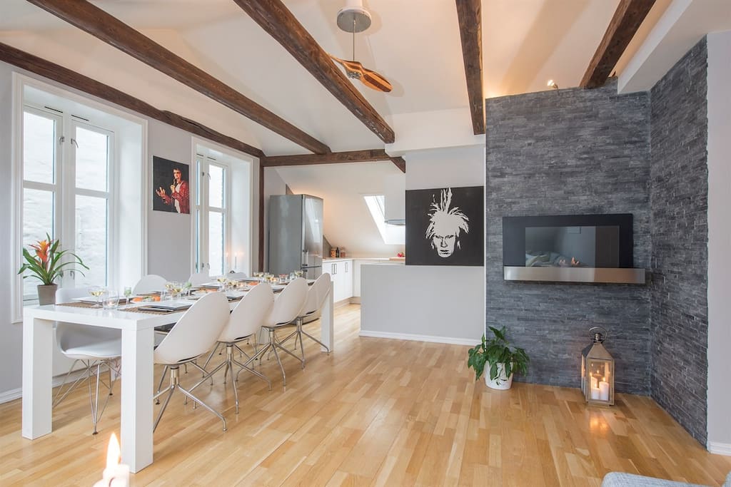 Dining table/Kitchen