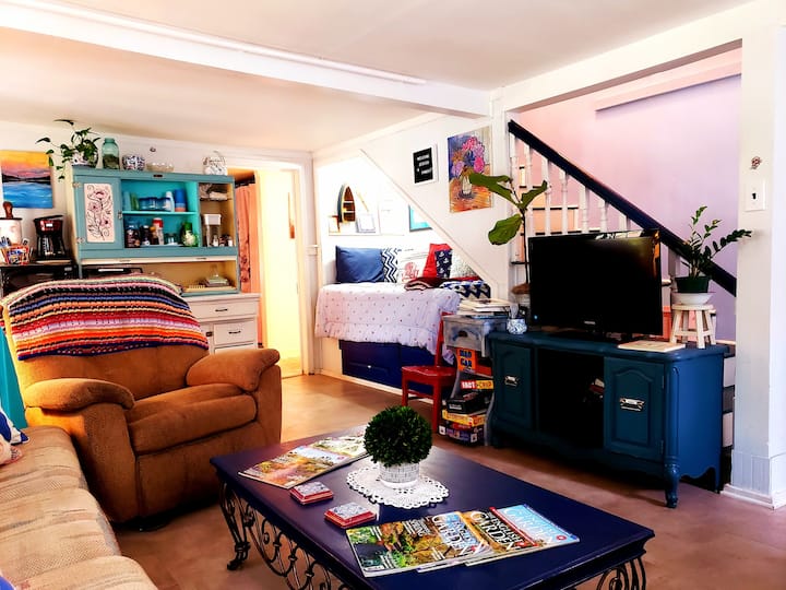 Een kapiteinsbed bevindt zich net onder de trappen. Een perfect hoekje om te lezen, een dutje te doen of voor een extra persoon om 's nachts te slapen