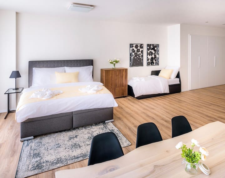  אזור השינה הממוקם בסלון הפתוח. החלל הנדיב שלה מתאים בנוחות לארבעה אנשים נוספים. תיהנו מהבידור של הטלוויזיה הפונה ישירות למיטה הכפולה או מגישה ישירה למטבח לארוחת בוקר.