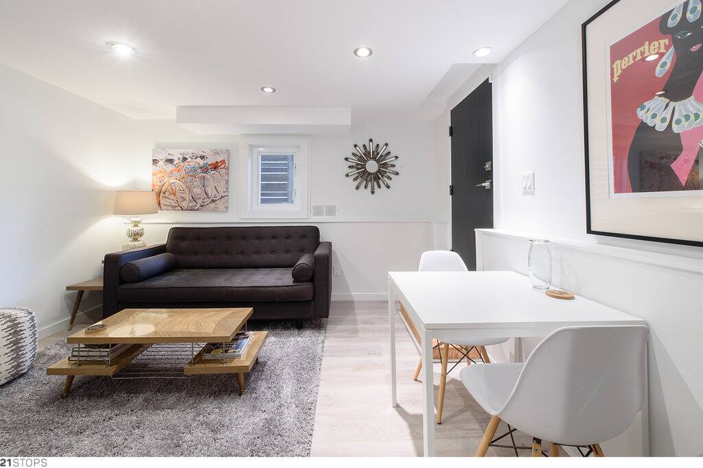 Living space with breakfast nook