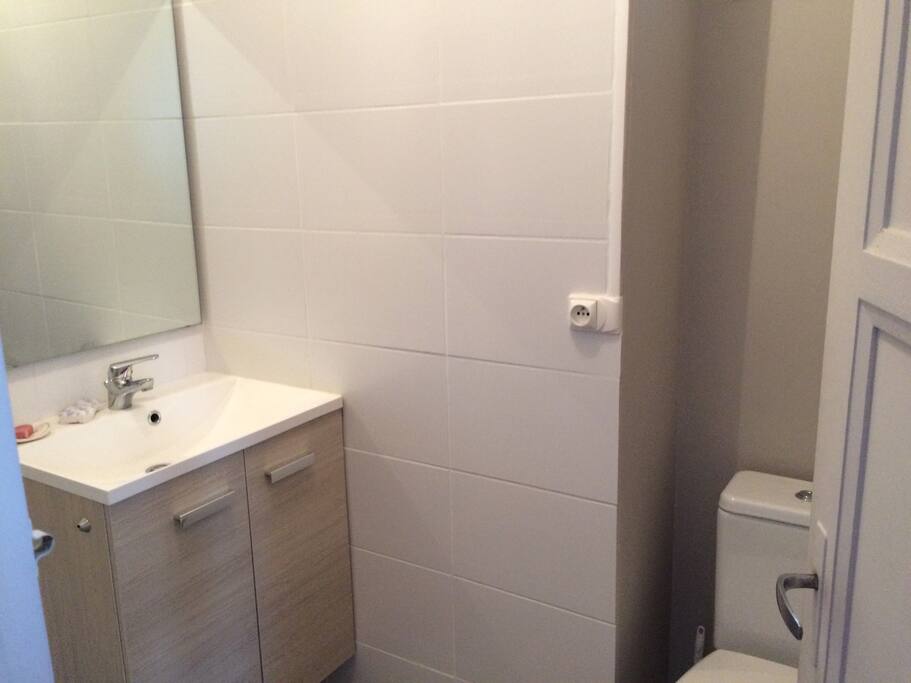 Salle de douche et toilette privatif
