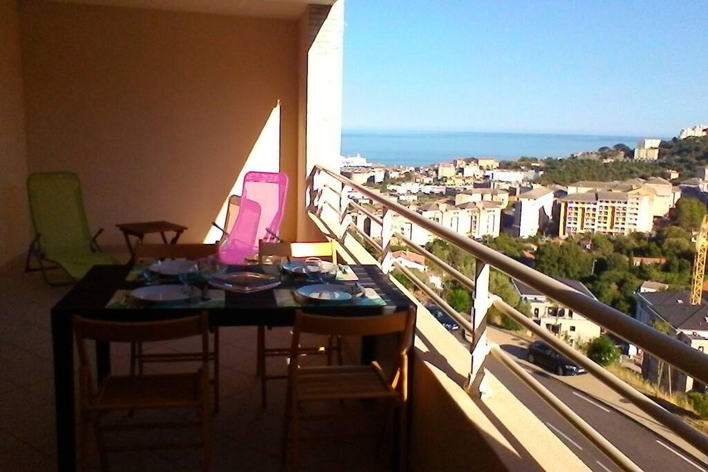 Les repas sur la terrasse avec vue sur la ville et le port