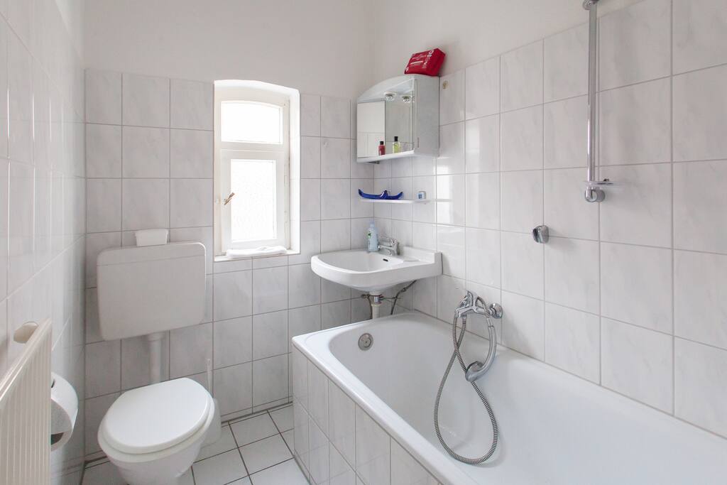 Kleines Bad Dusche und Badewanne