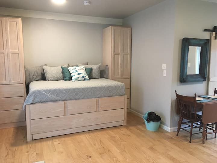 Studio Apartment on the Lake Cottages for Rent in Lakewood, New York