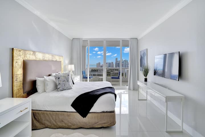 主卧套房、加大双人床、电视、步入式衣柜、阳台通道、书桌、主卫生间