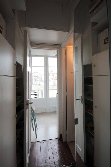 L'entrée donnant sur cuisine au fond, salle de bain / toilettes à droite et pièce principale à gauche